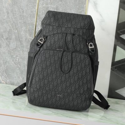 这款 Dior 8 双肩背包是二零二四夏季男装系列新品，搭配翻盖设计，致敬美妙的户外和 Dior 的时尚风范。采用米色和黑色 Oblique 印花面料精心制作。
