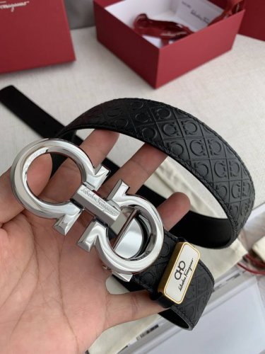品名：菲拉格慕.Ferrgamo原单P180 型号：挂扣，原版经典新款立体挂扣，实物拍摄，头层牛皮 材料：百分百头层牛皮，保证真皮。双面可用专柜同等质量，带身压