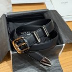 凯旋门女士腰带 这款采用牛皮革底部采用牛剖层革，圆形搭扣，2个金属环扣和1个金属尖头装饰，第一个圆环底部镌刻品牌标志. 宽度2.5Cm