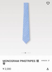 特 Monogram pinstripes领带取材桑蚕丝 为简约细条纹穿插精巧 Lv字母与 Monogram刺绣标识 成就品牌拥趸的经典佳选