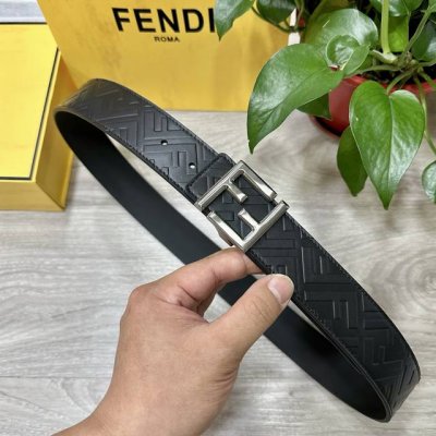 Fendi 芬迪 全套包装 专柜同款 宽40Mm 标志造型宽皮带。原版针扣，进口原版小牛皮制成，印有浮雕黑Ff 图案。镀金表面金属制品，品质保证。
