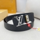 品名： LV..路易..威登腰带皮带原单 型号：挂扣，经典纯钢材质面字母挂扣，头层牛皮，图片实物拍摄 材料：头层牛皮，挂扣系列，纯钢材质扣头，钯镀电镀工艺永不掉