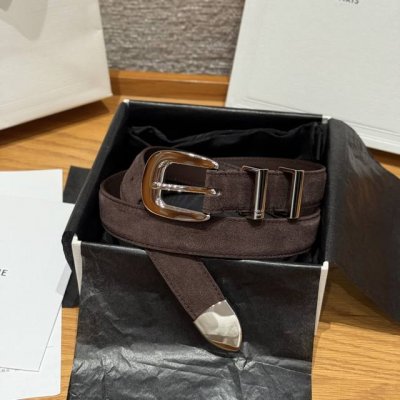 Western 中号25毫米皮带 这款采用麂皮牛皮革 牛皮革衬里，中腰，金色饰面，西部风格搭扣，2个金属环扣1个金属尖头装饰，第一个圆环底部镌刻品牌标识. 宽度