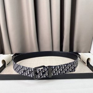 特 。Dio纯铜五金宽3.5Cm原单搭配原扣头，油边近乎完美，原产皮料定制，双面可用，质感无可挑剔！