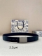 Dior 这款 35 毫米双面腰带结合典雅气质与摩登风范。双面设计，一面采用oblique 印花帆布，另一面则采用同色调粒面牛皮。长度可调节，可搭配各式 35