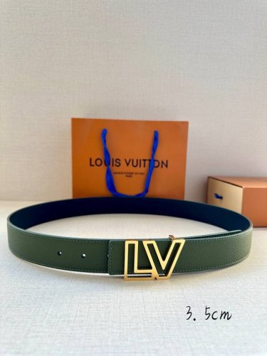 特 宽度3.5Cm Lv Attract 双面腰带拥有微弧形边缘和摩登形状末端，再为金属 Lv 搭扣融入螺旋结构。经典色彩和不同纹理呈现两式风尚，实现多种造型可