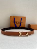 特 P190 本款3.0宽 Pretty Lv 双面腰带凝聚路易威登的奇巧匠艺。由 Monogram 花卉取下的部分点缀末端，与 Lv 字母搭扣共同闪烁金属光泽
