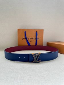特 Lv4.0宽 Rays 双面腰带为中央搭扣镂刻细密纹理，进口手掌纹枣红底 临摹日光照射时的灿烂光线，可为多样造型注入创意巧