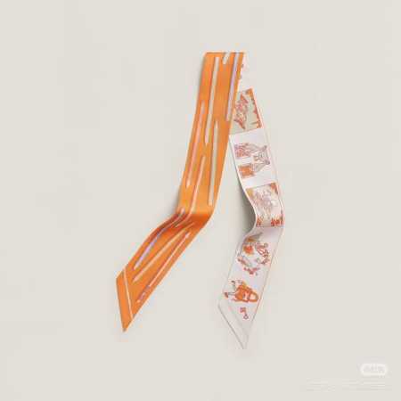 爱马仕Hermes“由你执笔与自由方巾”Twilly小丝巾。 Twilly真丝缎带 100%桑蚕丝 。 这款小巧的真丝配饰佩戴方式千变万化，可为您的日常造型增添 - 点击图像关闭