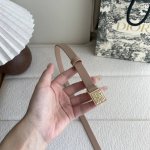 Dior新款腰带，采用精致头层皮制作，手感柔软，舒适细腻，搭配最新款珐琅扣，精致优雅，时尚大方。宽1.5Cm