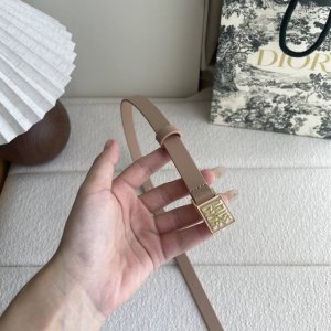 Dior新款腰带，采用精致头层皮制作，手感柔软，舒适细腻，搭配最新款珐琅扣，精致优雅，时尚大方。宽1.5Cm
