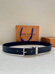 3.4宽 Vendome 压花腰带以光滑皮革勾勒流畅线条，流露沉稳商务格调。金属搭扣闪烁莹润光泽，Lv 古金古白字母铭纹标注品牌身份。
