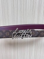 当季新款，腰带取材雍容牛皮革和 Monogram 帆布，便于随心切换两 式风尚。路易威登手写体标识化身为宽幅金属搭扣，于中央点亮视线 焦点，可为休闲和正式造型注