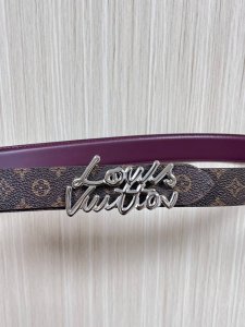 当季新款，腰带取材雍容牛皮革和 Monogram 帆布，便于随心切换两 式风尚。路易威登手写体标识化身为宽幅金属搭扣，于中央点亮视线 焦点，可为休闲和正式造型注