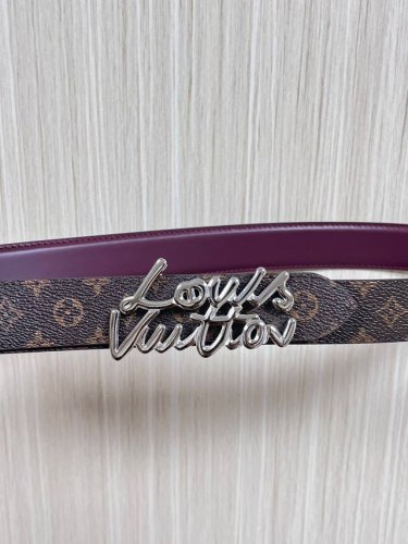 当季新款，腰带取材雍容牛皮革和 Monogram 帆布，便于随心切换两 式风尚。路易威登手写体标识化身为宽幅金属搭扣，于中央点亮视线 焦点，可为休闲和正式造型注