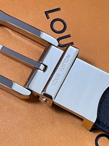 当季新款 Frog 双面腰带兼具摩登元素与优雅细节，以 Damier 皮革和柔滑皮革成就两式风尚。做旧搭扣致敬品牌制箱传承 3.0宽蓝色。