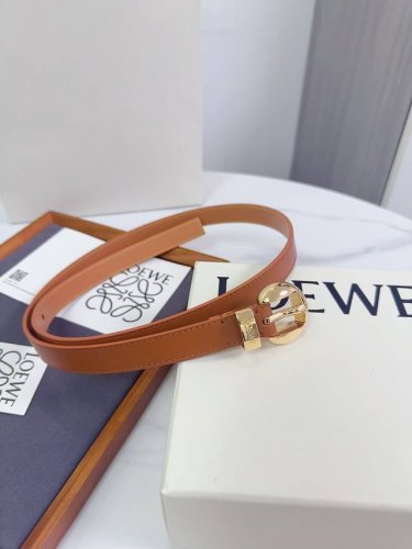特 Loewe 罗意威专柜最新同款腰带 选用光滑牛皮革窄款腰带 配有Anagram Pebble针扣 卓越的工艺 个性的造型 精美的材质 宽:2.0Cm