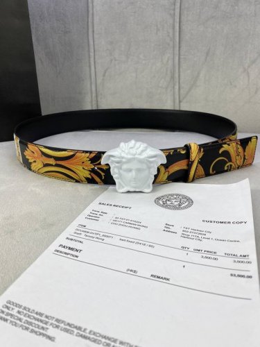 宽度4.0Cm Versace范思哲此款Palazzo腰带采用牛皮革面料制作，并饰有Le Pop Classique图案印花和标志性的美杜莎五金配件。