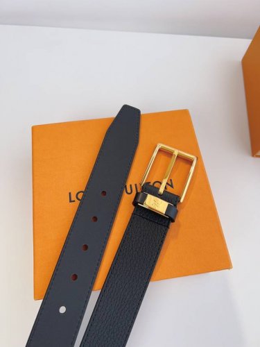 Lv 商务休闲款男士精品腰带 ，百搭配饰，带身宽3.5Cm ，针扣系列款式，高端品质 ，带身采用进口原版头层牛皮底制作 ，手感细腻 ，配有精致做工原版扣 ，耐用