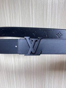 4.0宽，当季新款，双面牛皮一面压花，一面平纹底，搭配精品扣头，时尚，美观大方。