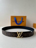 4.0宽Lv Initiales Studs 可逆皮带诱人地将House Dna与意想不到的繁荣相结合，立即使风格现代化。双面表带覆盖着全覆盖的签名印花，由饰有