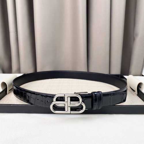 Alenciaga Bb 窄版腰带 这款Bb 版腰带来自Balenci设计细节 正面扣 双面佩戴 可裁剪款式 打孔式细节3.5Cm