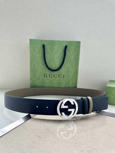 特 宽度4.0Cm Gucci系列，品牌标志性的双G原单钢扣标识经重新诠释后，以光彩夺目的金色调呈现在这款手掌纹腰带上。