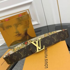 Lv 路易威登 新品 正品对版 宽度40Mm 2024 早秋男装系列跟随丹迪水手的步伐开启一场环球之旅。此款 Lv Tag 双面腰带将冲浪风格图案铺陈于一面，唤