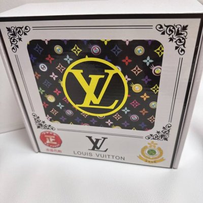 品名：LV..路易..威登 材质：原单牛皮腰带 百分百头层牛皮腰带保证真皮，24K纯钢扣，专柜原单品质、做工精细，时尚大牌，送人自用首选 包装： 请认准如图专柜