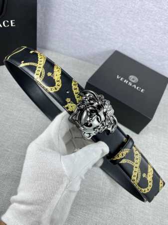 宽度3.8Cm Versace 范思哲 此款个性腰带由小牛皮制成，饰有链条印花，并配有标志性美杜莎五金搭扣配件。 - 点击图像关闭