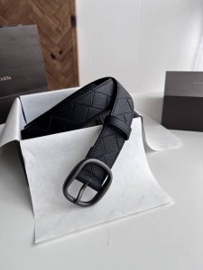特 Bv 2025最新款男士编织腰带 纯手工Intreccio大格子编织 意大利荔枝纹小牛皮搭配椭圆形枪色针扣 侧面有标识 可活动皮圈 宽度35Mm 颜色: 黑