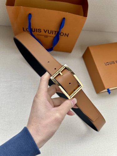 这款3.4宽 Taurillon 腰带采用平纹 Lv Logo金属环设计，适合沉稳低调的男士使用。经典设计