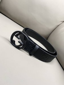 Gg 4.0宽典藏设计中的标志性元素于 早秋系列焕发新意。这款腰带选用黑色超级双G皮革打造，互扣式双G银色调配件更添个性魅力。