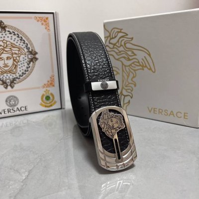 品名：Versace.范思哲 材质：原单牛皮腰带 百分百头层牛皮腰带保证真皮，24K纯钢扣，专柜原单品质、做工精细，时尚大牌，送人自用首选 包装： 请认准如图专