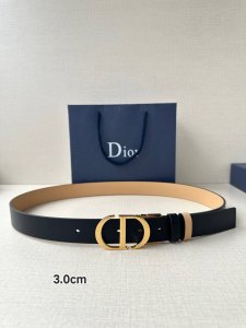 宽度3.0 Dior 这款 Montaigne 腰带从同名手袋汲取灵感 可翻面使用 以双面设计重新诠释经典 采用光滑牛皮革等材质精心制作 一面为奶白色 另一面为