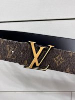 特 Lv Dimension 双面腰带将创意传承与华美街头风范共冶一炉，彰显创意总监 Pharrell Williams 的时尚远见。Monogram 帆布铺陈