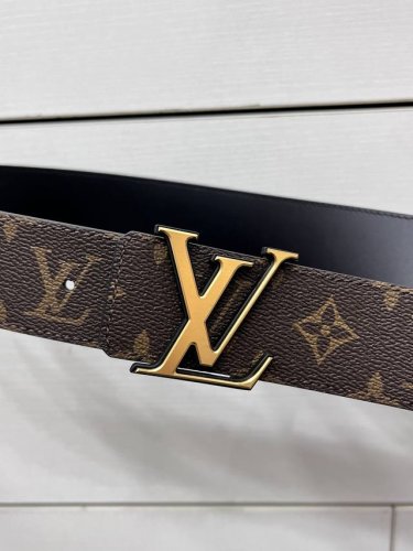 特 Lv Dimension 双面腰带将创意传承与华美街头风范共冶一炉，彰显创意总监 Pharrell Williams 的时尚远见。Monogram 帆布铺陈