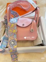 爱马仕Hermes “女骑士之舞”Twilly小丝爱马仕Hermes “女骑士之舞”Twilly小丝巾Twilly小丝巾 100%桑蚕丝 这款小巧的真丝配饰佩戴