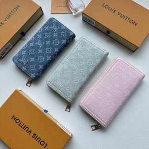 颜色 灰 粉 兰尺寸 19.5X10.5M82958 这款拉链钱包以Monogram提花牛仔布重新演绎，采用编织技术重新演绎路易威登标志性的Monogram图案