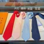 男士领带系列 L字母领带 ，稀有展现精湛手工与时尚优雅的理想选择，此款真丝织就的Diamonds V领带以奢华的提花面料重新诠释经典的V字标识。手工缝线，质地轻