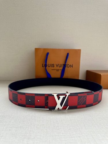 特 本款 Lv Initiales 双面腰带出自 春夏男装秀场，为 Damier Pop 帆布浸染潮流新色，翻转可见光滑素雅牛皮革。Lv 字母搭扣与崭新 Lou