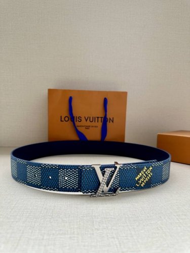 特 4.0宽 本款 Lv Initials 双面腰带凝聚 Pharrell Williams 对典藏设计的灵感探索，通过焕新 Damier 图案和 Marque