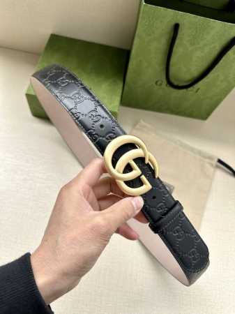 宽度4.0Cm 搭配原版皮带扣 、腰带以采用热压印技术的gucci Signature皮革精制而成，触感厚实，印花图案清晰分明。顶端为金属gg细节，反射gucc - 点击图像关闭