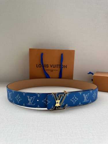 特 本款4.0宽 Lv Initiales 双面腰带推出缤纷新色。一面为华美 Taurillon 皮革铺陈品牌经典图案，一面以光滑素雅牛皮革展露低调个性。Lv