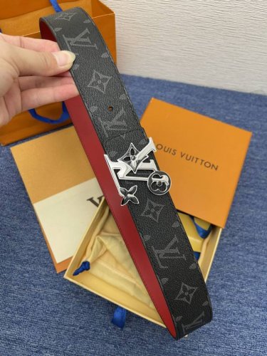 品牌Lv 4.0Cm 描述这款饰有Lv带扣的腰带配以水牛皮衬里，覆以Monogram 牛皮。展现细腻的品牌特质，是牛仔裤的理想配件 Lv字母带扣 Monogra