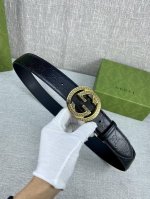 宽度4.0Cm 搭配原版皮带扣 、腰带以采用热压印技术的gucci Signature皮革精制而成，触感厚实，印花图案清晰分明带身点孔细节，反射gucci Si