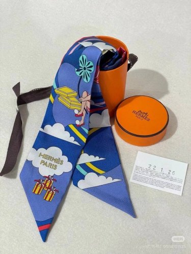 穿荷葉裙的女孩 爱马仕Hermes“ Carres Volants” Twilly小丝巾 Twilly小丝巾 100%桑蚕丝 这款小巧的真丝配饰佩戴方式千变万化