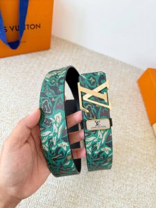 品名： Lv..路易..威登腰带皮带原单 型号：挂扣，经典纯钢材质挂扣，头层牛皮，图片实物拍摄 材料：头层牛皮，挂扣系列，纯钢材质扣头，镀钯电镀工艺永不掉色。原