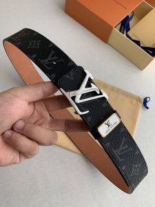 品名： Lv..路易..威登原单 型号：双面使用挂扣，经典新款钢扣，图片实物拍摄 材料：头层牛皮，挂扣系列，纯钢质扣头，钯镀电镀工艺永不掉色。带身可双面使用，黑