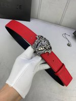 宽度4.0Cm 范思哲 此款平纹磨砂底 腰带饰有标志性的versace美杜莎头像扣，彰显品牌格调。是一款精美的衣橱必备单品。